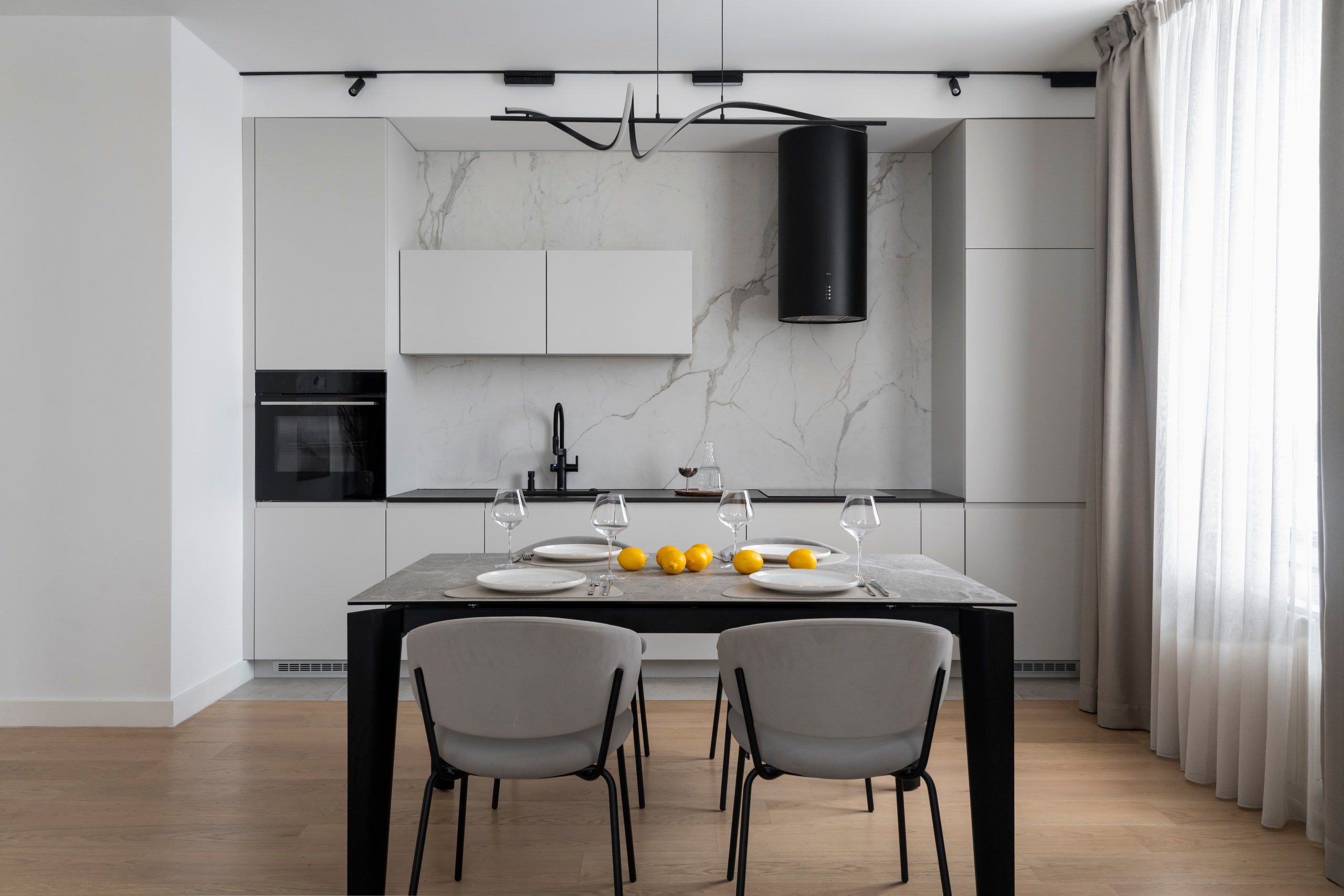 Kuhinja po meri sa belim mat lakiranim fasadama, Beograd